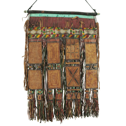 Vecchio pannello di tenda in pelle tuareg africana trovato nel Niger Sahara