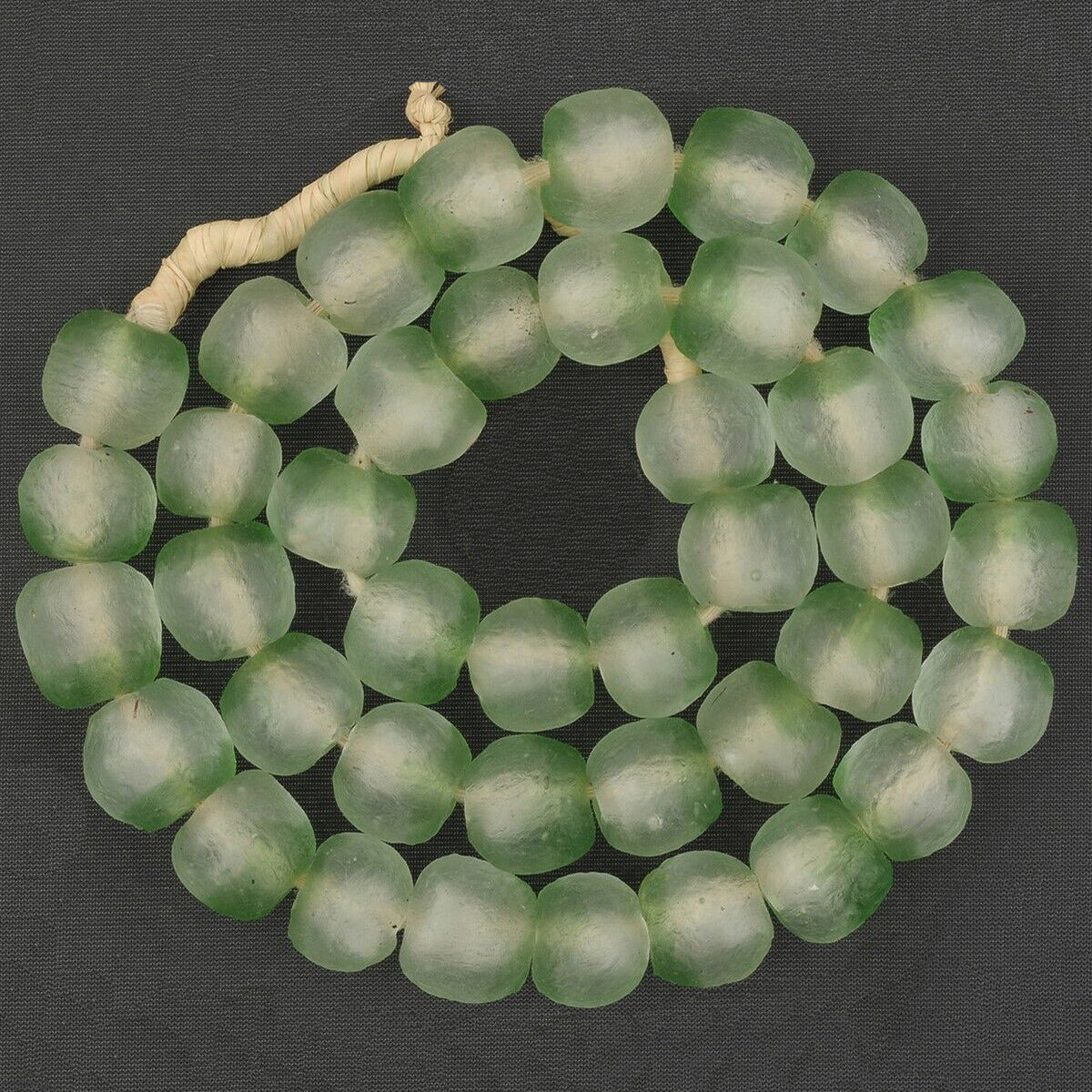 Handgefertigte Krobo-Perlen aus recyceltem Glaspulver, afrikanischer Schmuck, ethnische Halskette aus Ghana