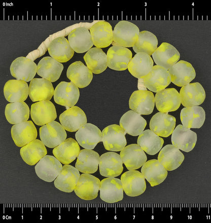 Collana di gioielli etnici fatti a mano in polvere di perle di vetro riciclato commercio africano