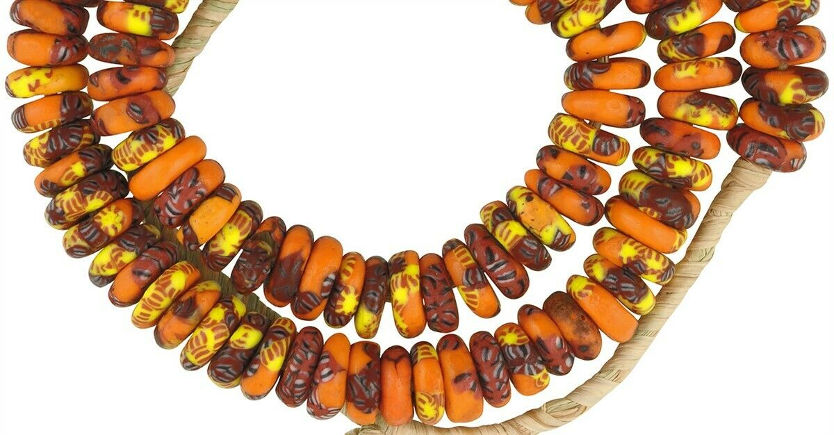 Handgefertigte afrikanische Handelsperlen – recyceltes geschmolzenes Ghana-Glas – Nahaufnahme