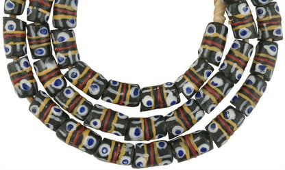 Handgemachte ethnische afrikanische Halskette aus recycelten Pulverglasperlen - Tribalgh