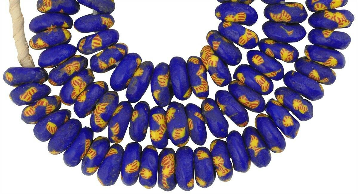 Große afrikanische Handelsperlen – recycelte Glasperlen aus Ghana – Nahaufnahme