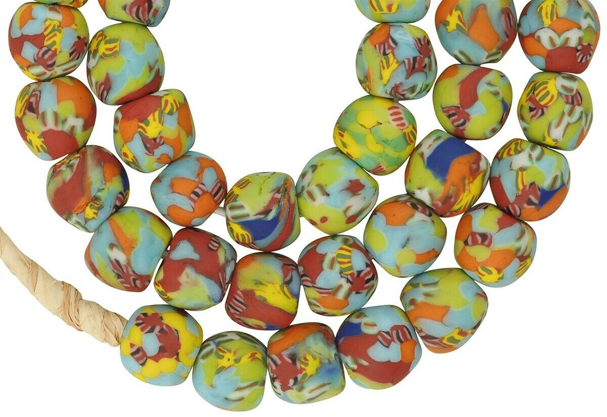 Neue afrikanische Handelsperlen – Verschmolzene recycelte Glasperlen aus Ghana, 12–13 mm – Nahaufnahme