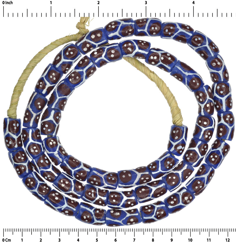 Afrikanische Handelsperlen – Fancy Powder Glass Krobo Beads, 9 mm, 26-Zoll-Strang – Nahaufnahme