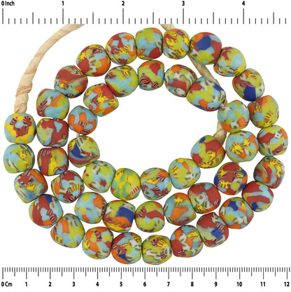 Neue afrikanische Handelsperlen - Verschmolzene recycelte Glasperlen aus Ghana, 12–13 mm - vergrößertes Detail