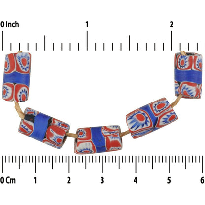 Alte afrikanische Handelsperlen, gebändert, antikes Millefiori-Mosaik aus venezianischem Glas, Muranoglas – Nahaufnahme