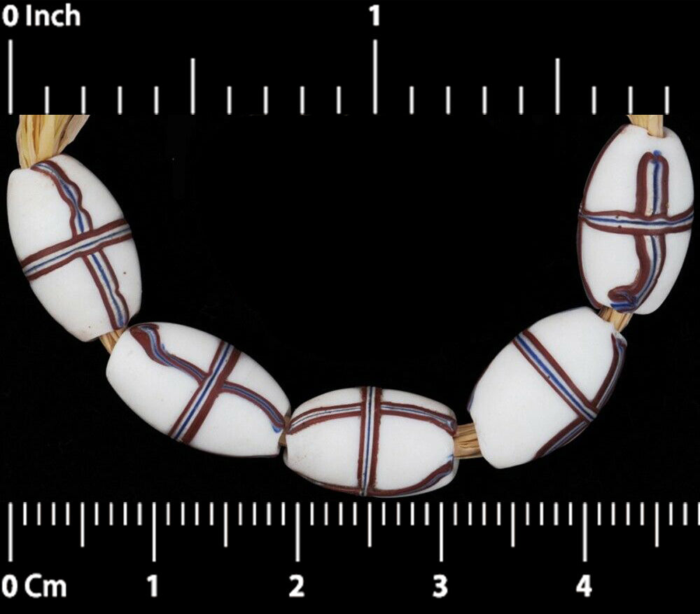 Antike afrikanische Handelsperlen weißes französisches Kreuz venezianischer Lampwork - Tribalgh