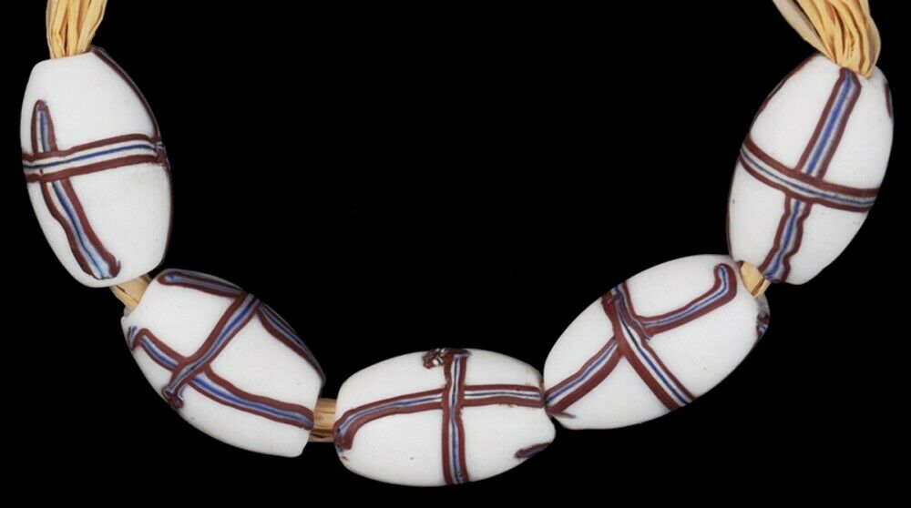 Antike afrikanische Handelsperlen, weißes französisches Kreuz, altes venezianisches Lampwork-Wundglas – Tribalgh