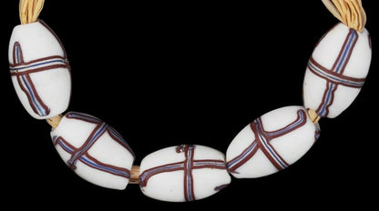 Antike afrikanische Handelsperlen, weißes französisches Kreuz, altes venezianisches Lampwork-Wundglas – Tribalgh