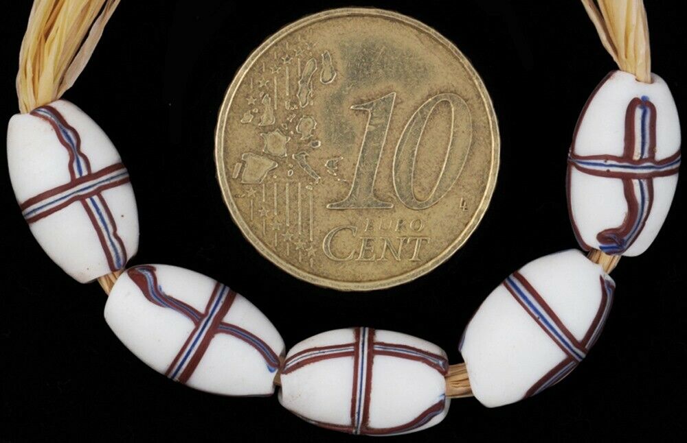 Antike afrikanische Handelsperlen, weißes französisches Kreuz, altes venezianisches Lampwork-Wundglas – Tribalgh