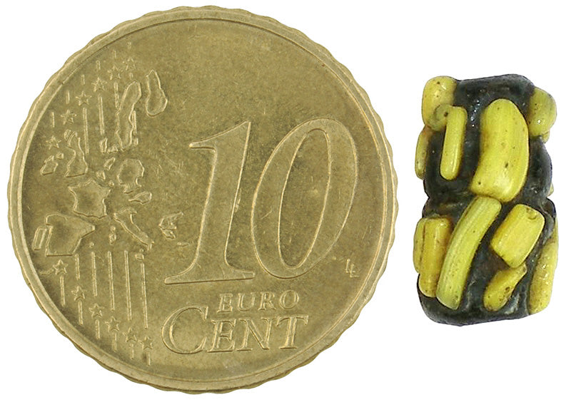 Seltene antike islamische Glashandelsperle – Fustat, Ägypten (12 mm x 7 mm) – Nahaufnahme