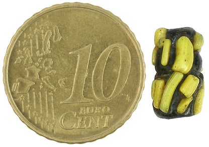 Seltene antike islamische Glashandelsperle – Fustat, Ägypten (12 mm x 7 mm) – Nahaufnahme