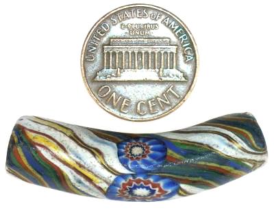 Seltene antike venezianische Millefiori-Mosaik-Glas-Handelsperle, 40 x 10 mm – vergrößertes Detail