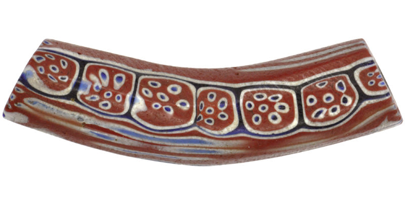 Antike venezianische Millefiori-Mosaik-Handelsperle im Ellenbogenstil – 40 x 11 mm, afrikanischer Handel – Nahaufnahme