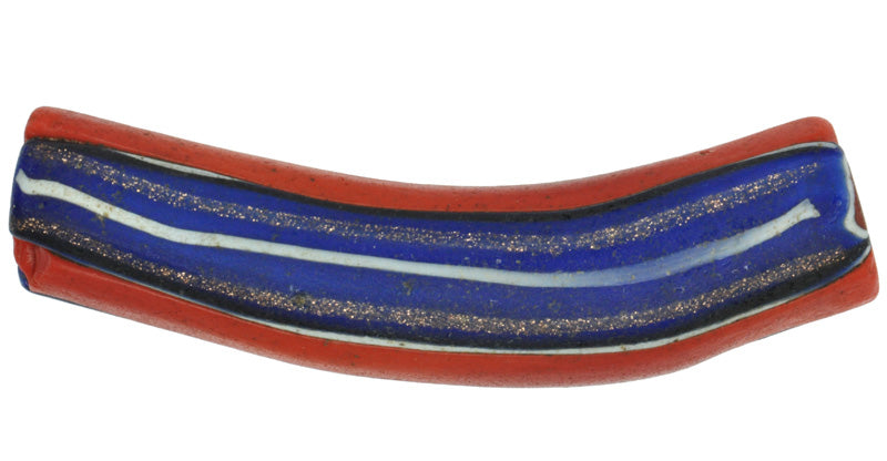 Seltene antike rote venezianische Millefiori-Handelsperle mit Ellenbogen, 58 x 14 mm – vergrößertes Detail