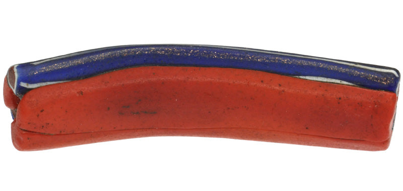Seltene antike rote venezianische Millefiori-Handelsperle mit Ellenbogen, 58 x 14 mm – Nahaufnahme