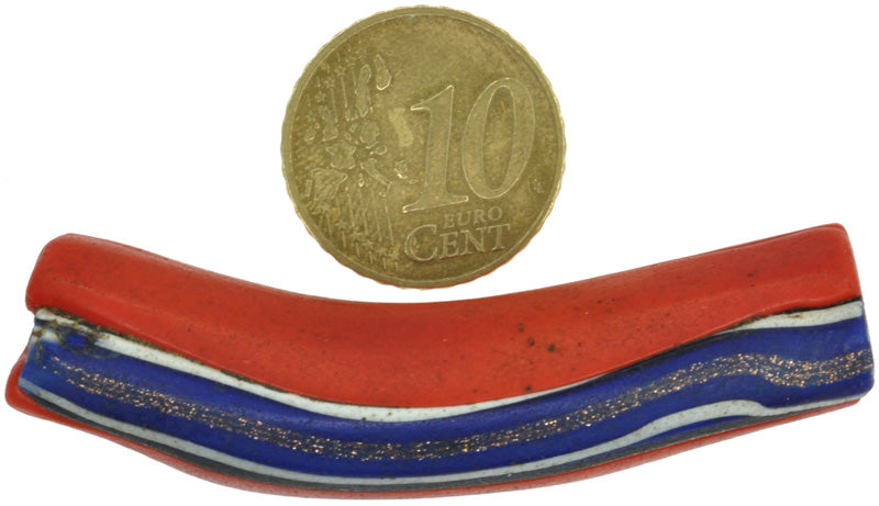 Seltene antike rote Millefiori-Perle aus Venetien, 58 x 14 mm, abgewinkelter Schuss